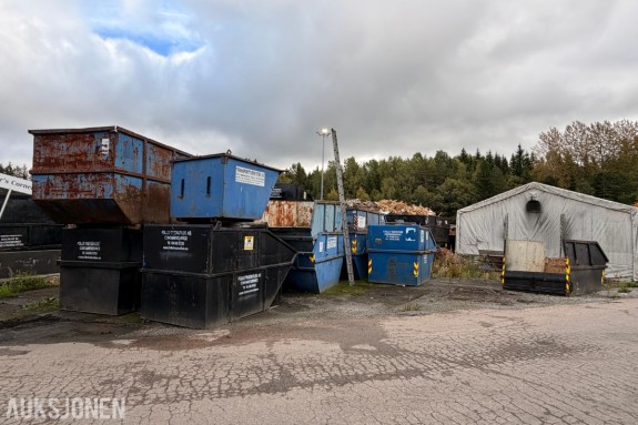 Parti med 18 stk. avfallscontainere 5–10 m³ – åpne og lukkede