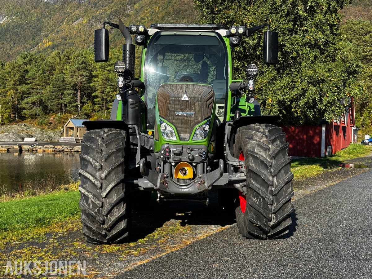 2023 Fendt 724 Vario Profi+ Gen 6 - Spakstyring - Isobus - 50 km/t - Gått 1305 timer - Front PTO og hydraulikkuttak - EU godkjent til juni 2027