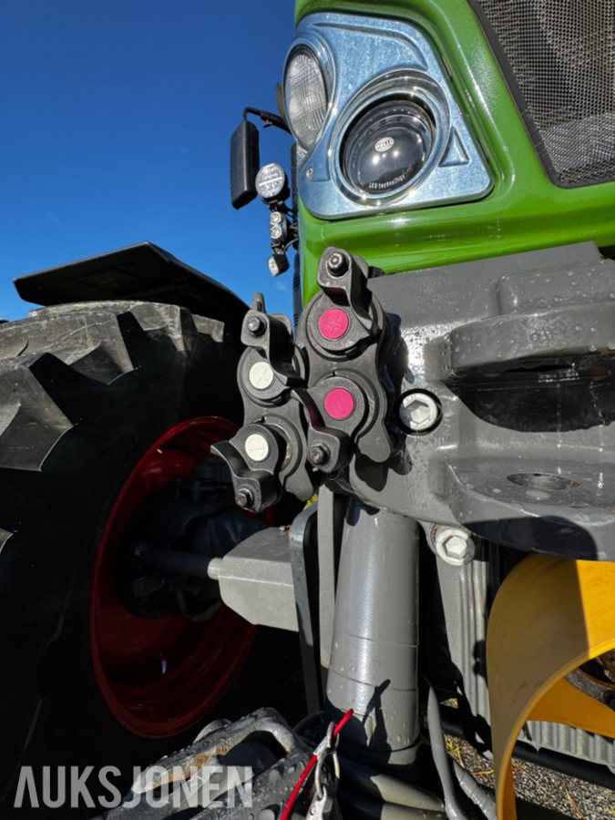 2023 Fendt 724 Vario Profi+ Gen 6 - Spakstyring - Isobus - 50 km/t - Gått 1305 timer - Front PTO og hydraulikkuttak - EU godkjent til juni 2027