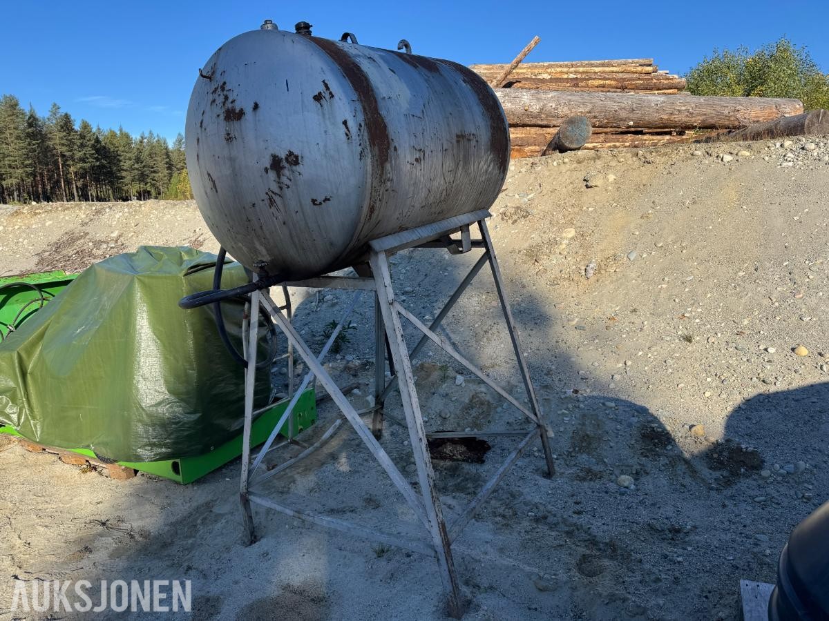 Dieseltank ca 800 liter på stativ 