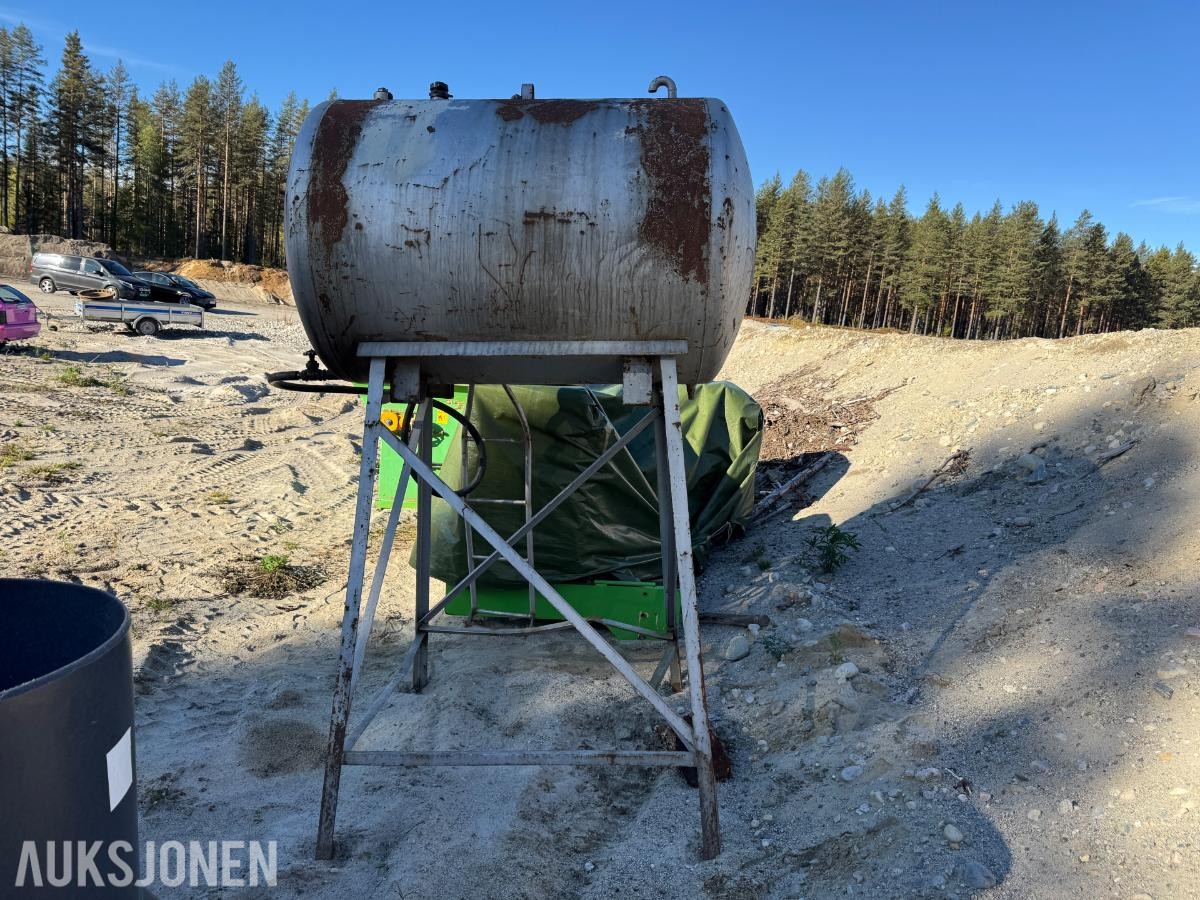 Dieseltank ca 800 liter på stativ 