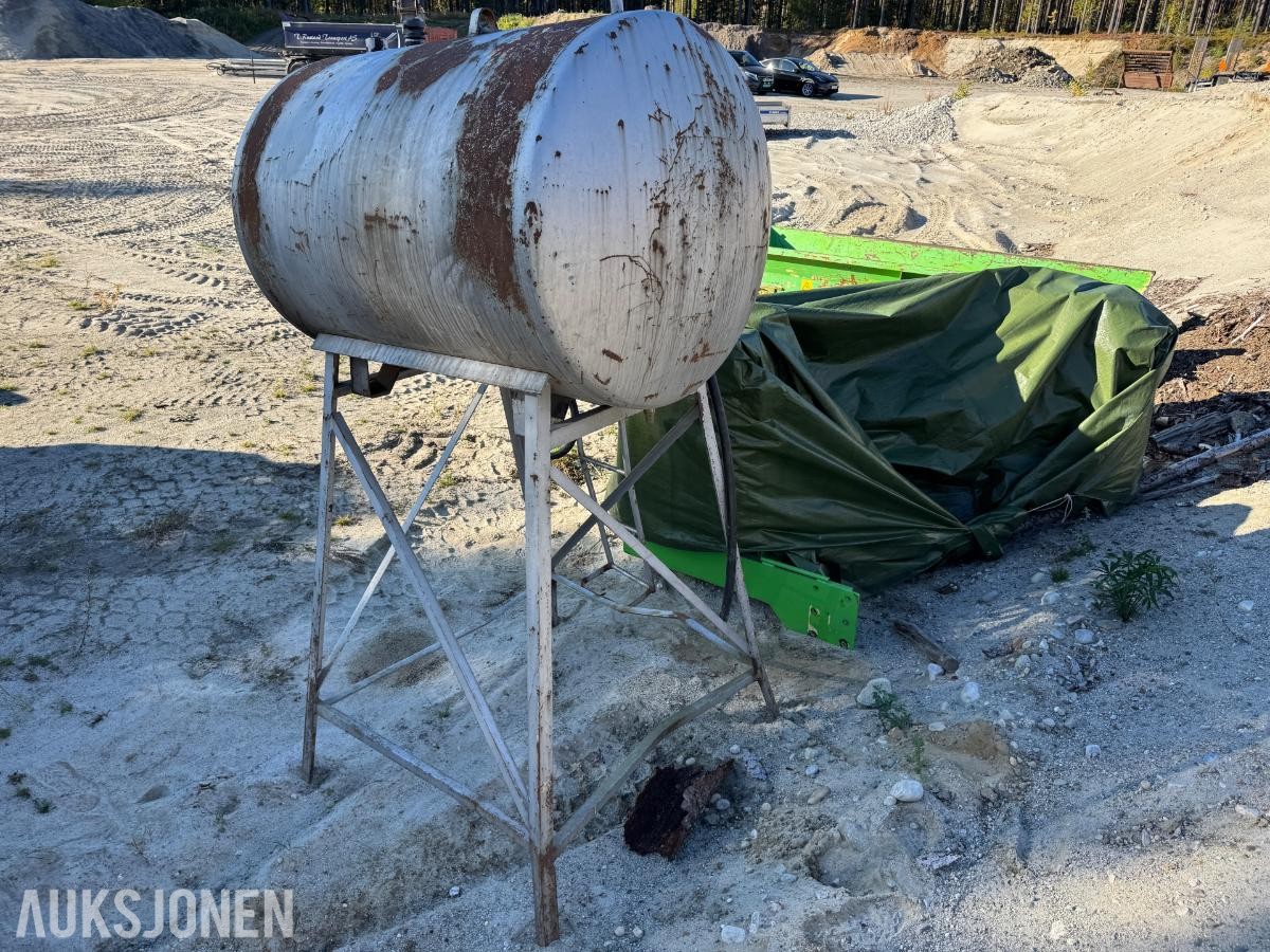 Dieseltank ca 800 liter på stativ 