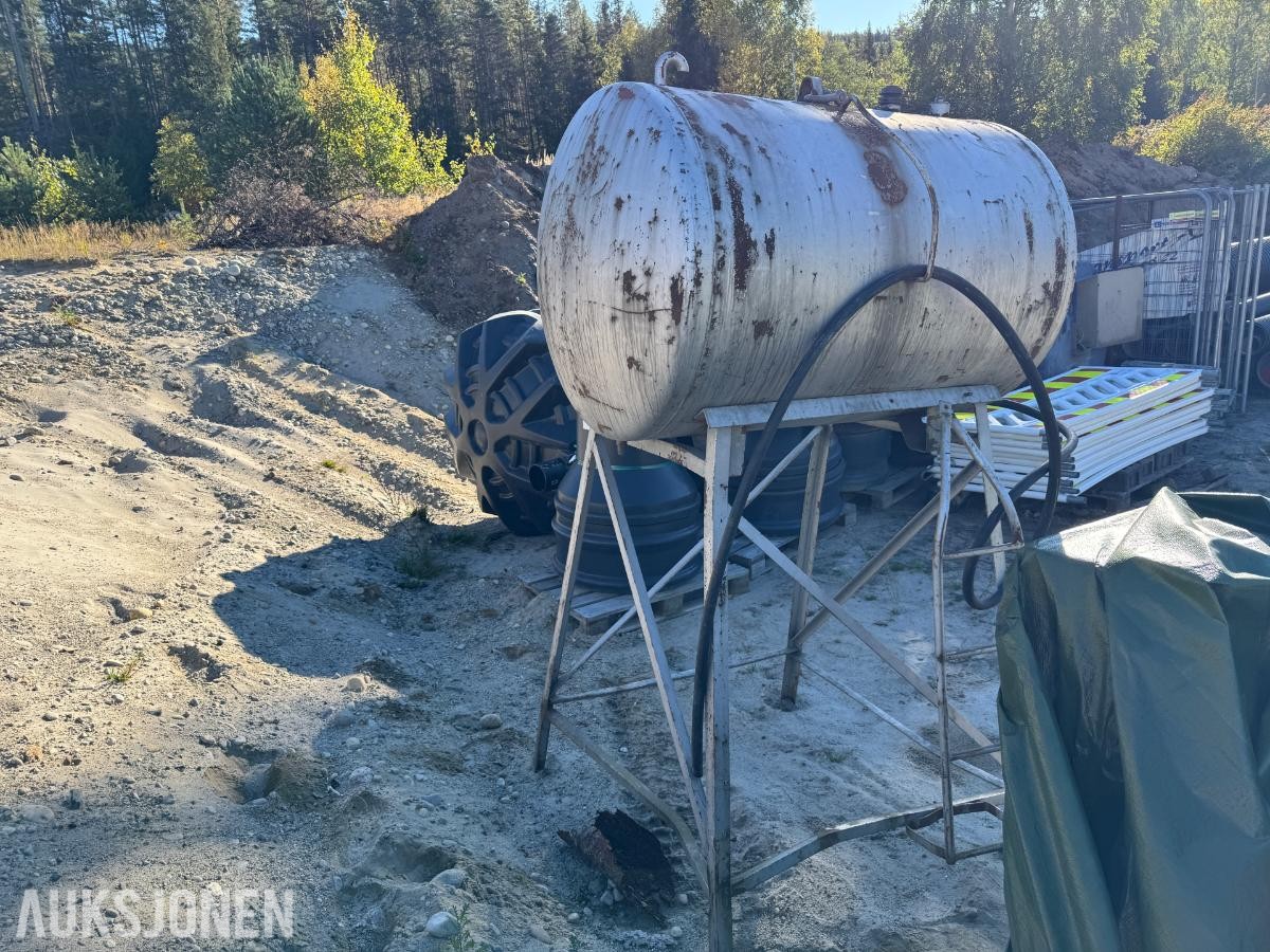 Dieseltank ca 800 liter på stativ 