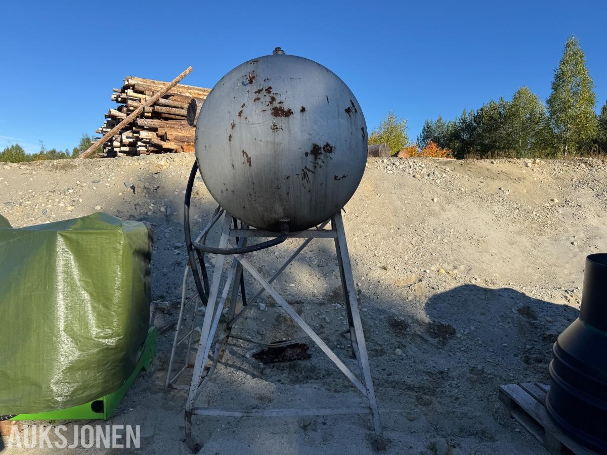 Dieseltank ca 800 liter på stativ 