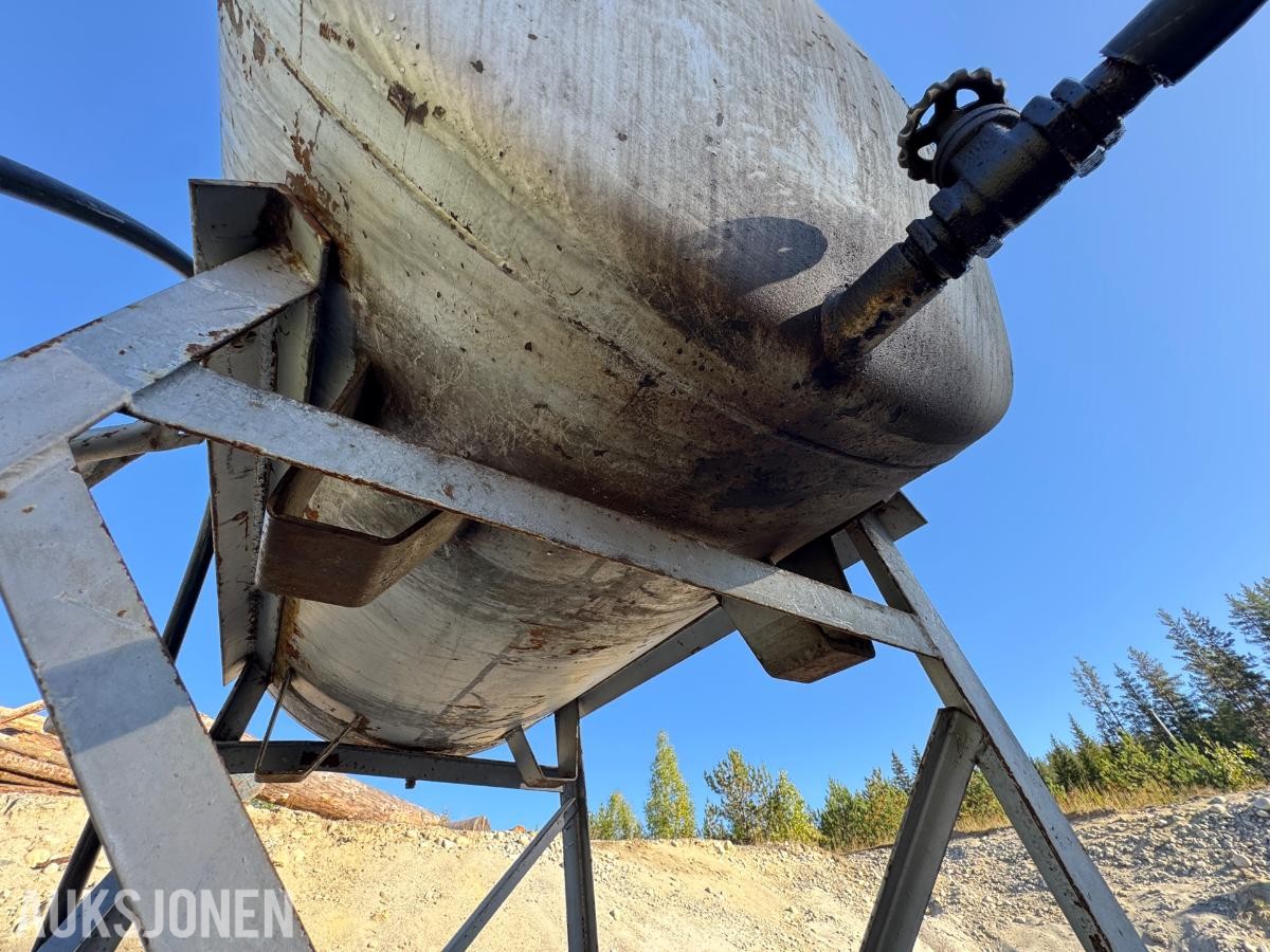Dieseltank ca 800 liter på stativ 
