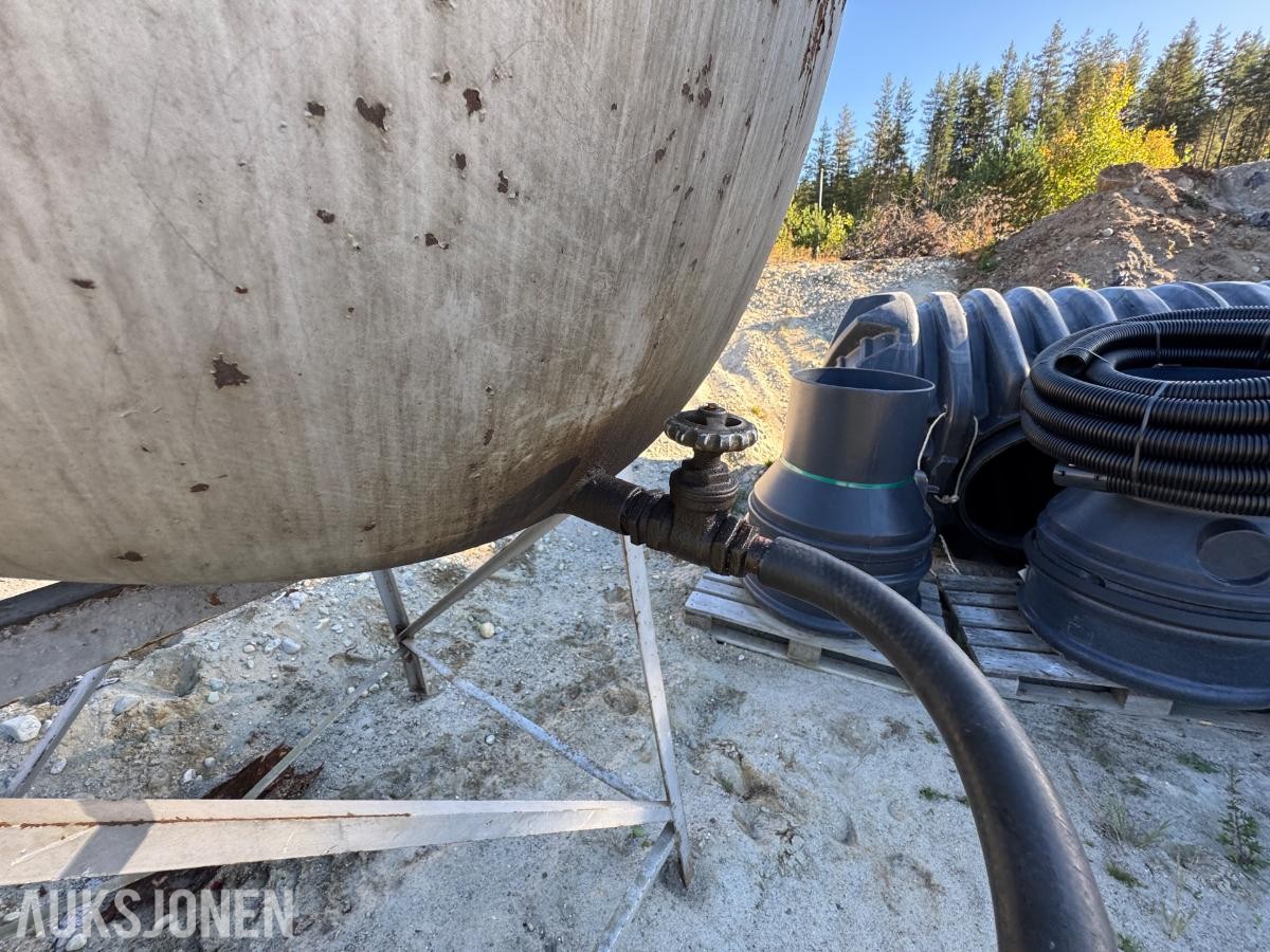 Dieseltank ca 800 liter på stativ 