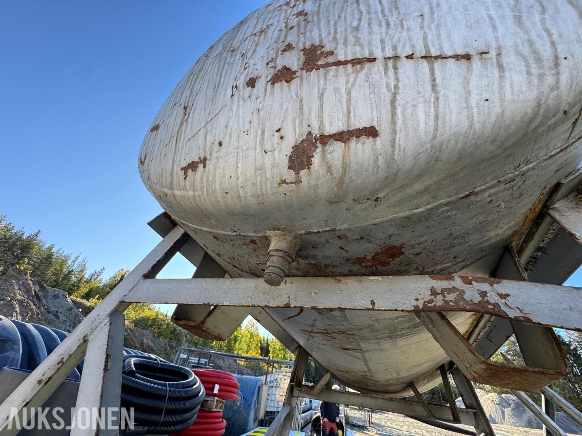 Dieseltank ca 800 liter på stativ 