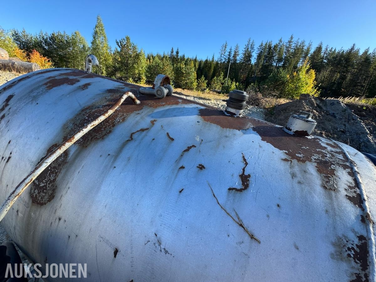 Dieseltank ca 800 liter på stativ 