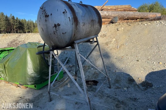 Dieseltank ca 800 liter på stativ 
