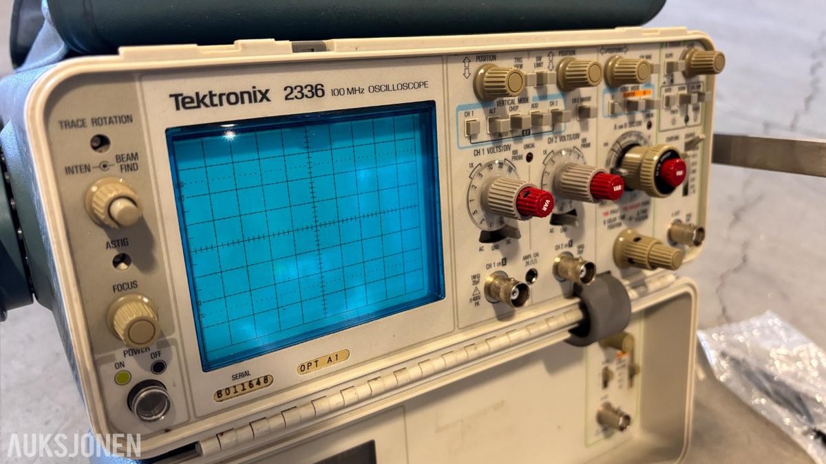 Parti med Tektronix måleutstyr – oscilloskoper og spektrumanalysator