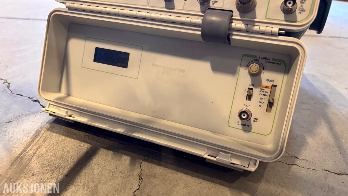 Parti med Tektronix måleutstyr – oscilloskoper og spektrumanalysator