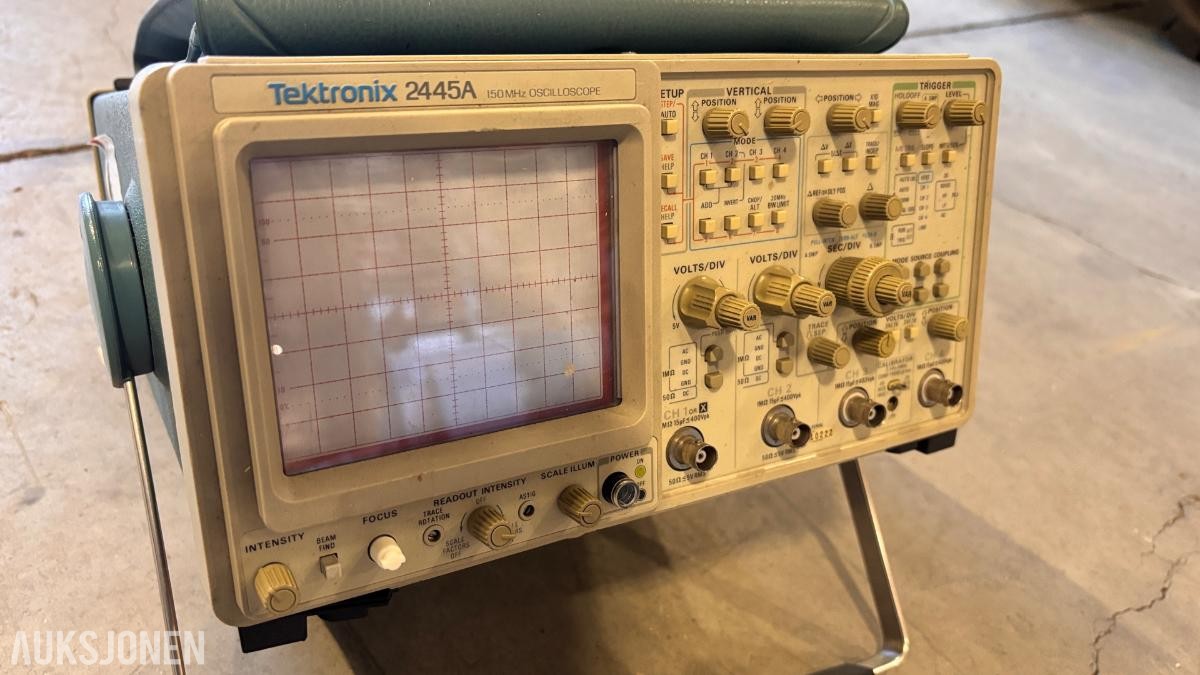 Parti med Tektronix måleutstyr – oscilloskoper og spektrumanalysator