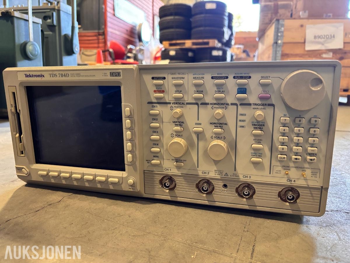 Parti med Tektronix måleutstyr – oscilloskoper og spektrumanalysator