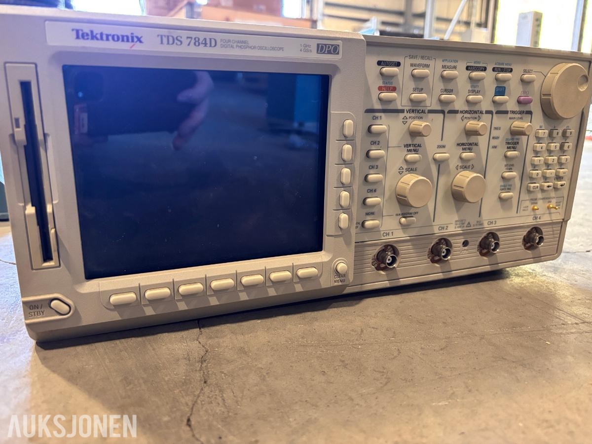 Parti med Tektronix måleutstyr – oscilloskoper og spektrumanalysator