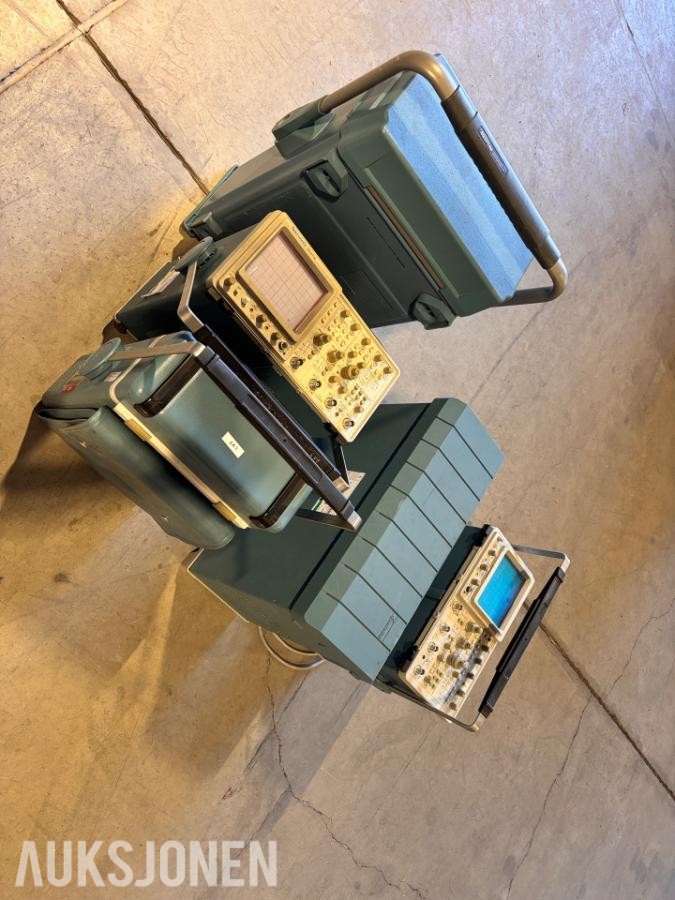 Parti med Tektronix måleutstyr – oscilloskoper og spektrumanalysator