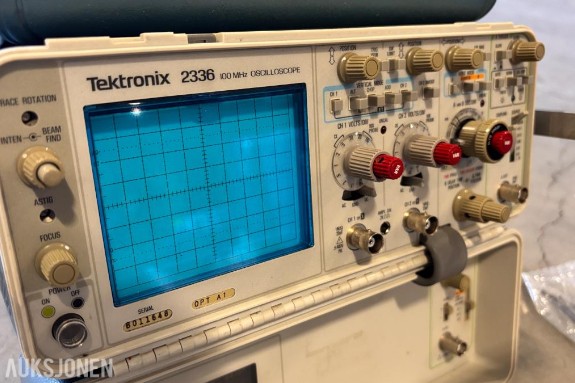 Parti med Tektronix måleutstyr – oscilloskoper og spektrumanalysator