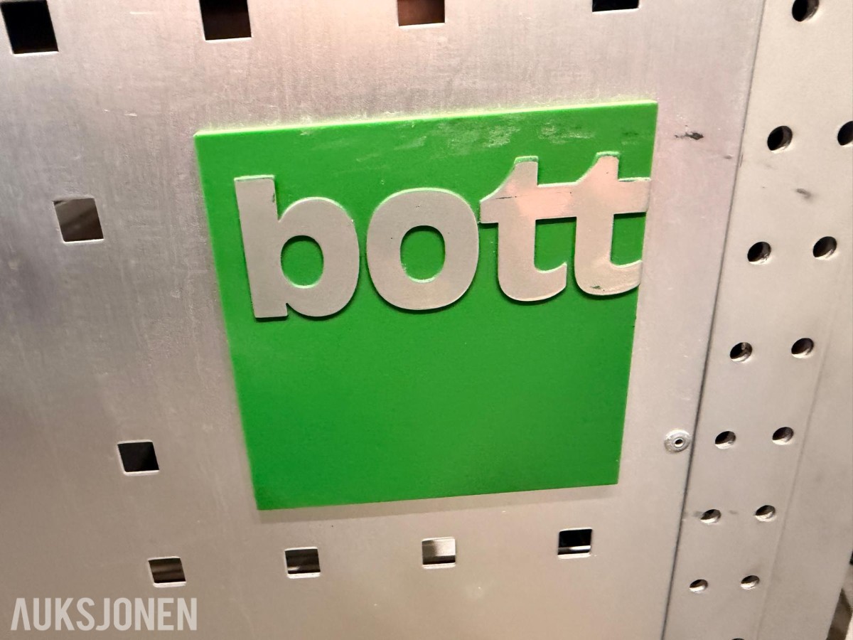 2 stk. Bott bilinnredninger / verkstedinnredninger