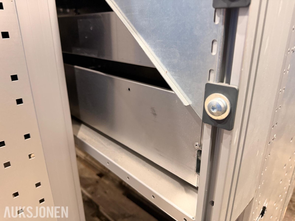 2 stk. Bott bilinnredninger / verkstedinnredninger