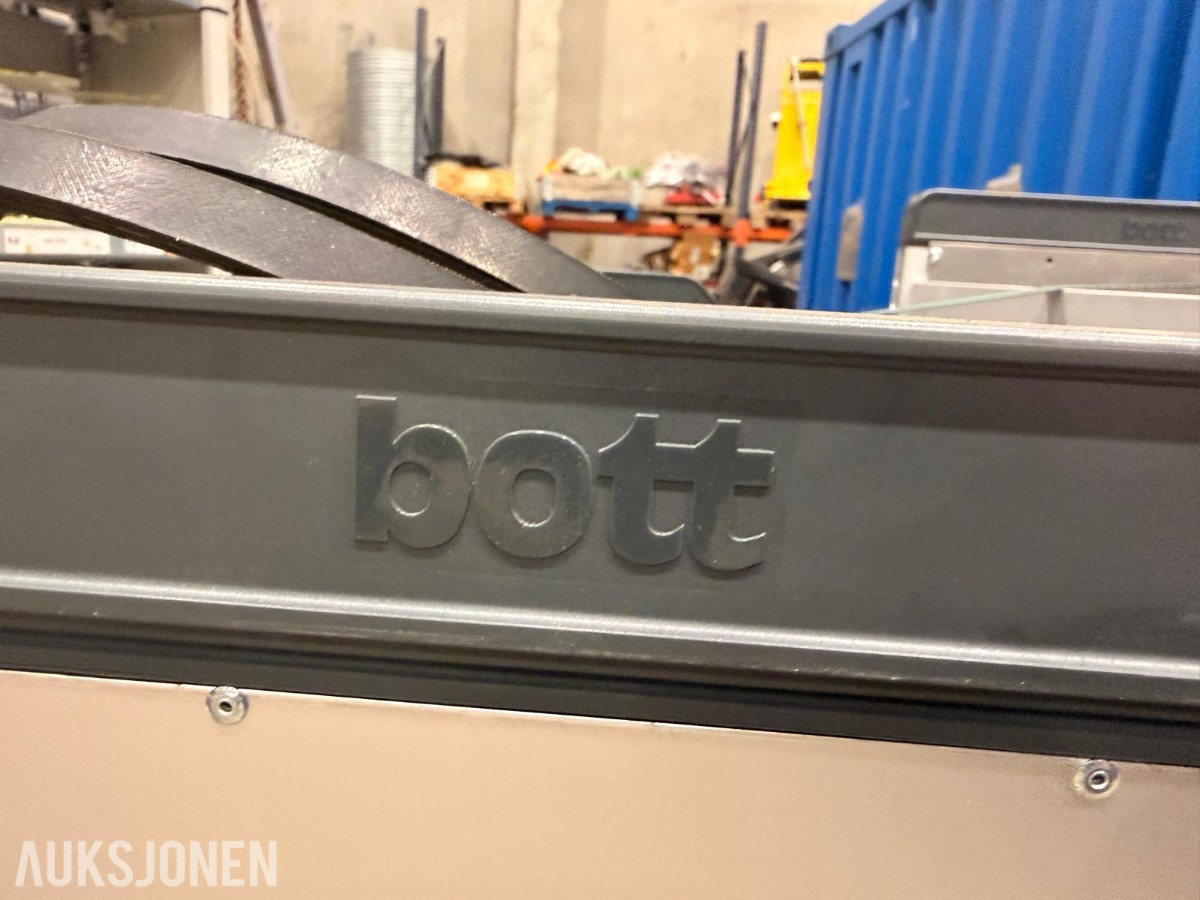 2 stk. Bott bilinnredninger / verkstedinnredninger