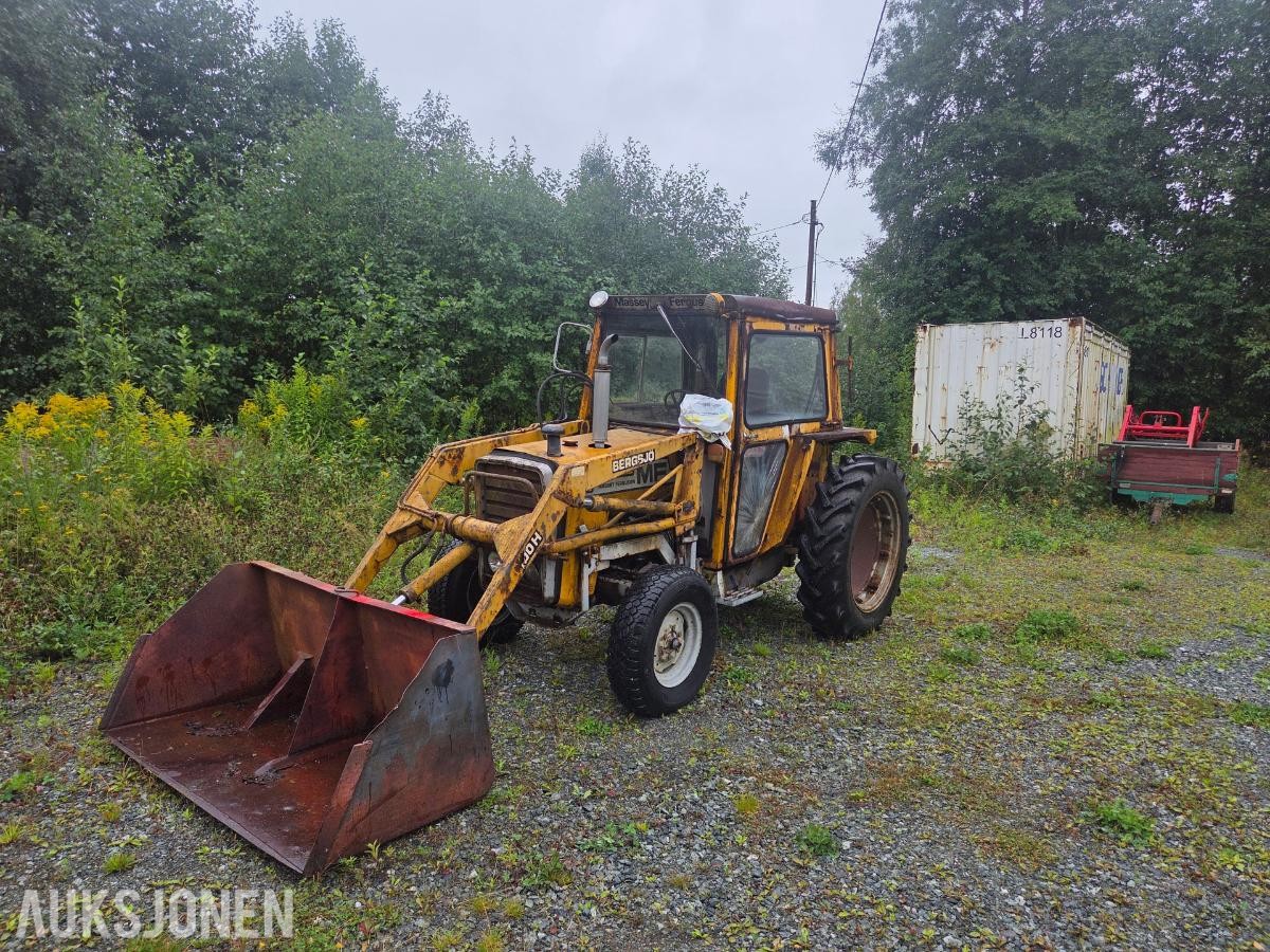 1977 Massey Ferguson MF550 TRAKTOR MED LASTER