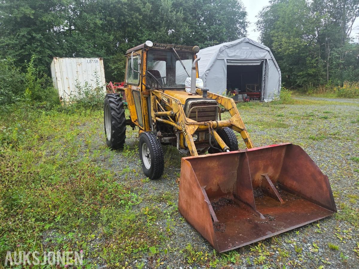 1977 Massey Ferguson MF550 TRAKTOR MED LASTER