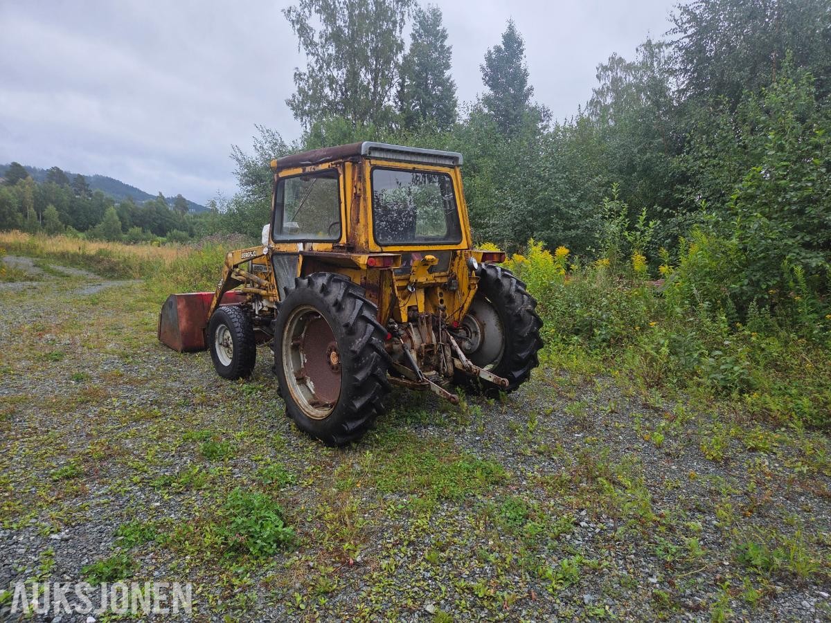 1977 Massey Ferguson MF550 TRAKTOR MED LASTER