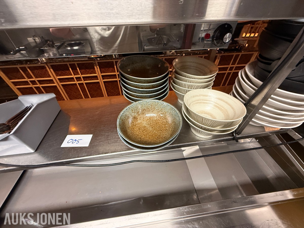 Større parti japansk restaurantservise – skåler og tallerkener