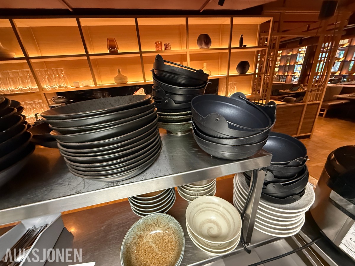 Større parti japansk restaurantservise – skåler og tallerkener