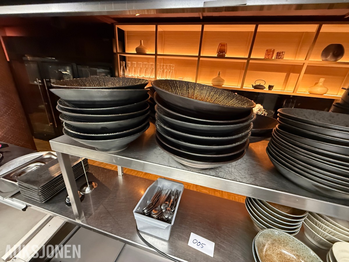 Større parti japansk restaurantservise – skåler og tallerkener
