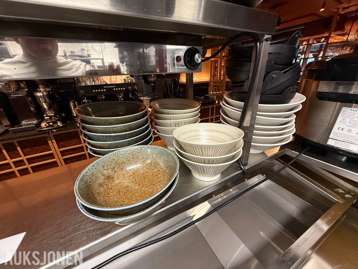 Større parti japansk restaurantservise – skåler og tallerkener