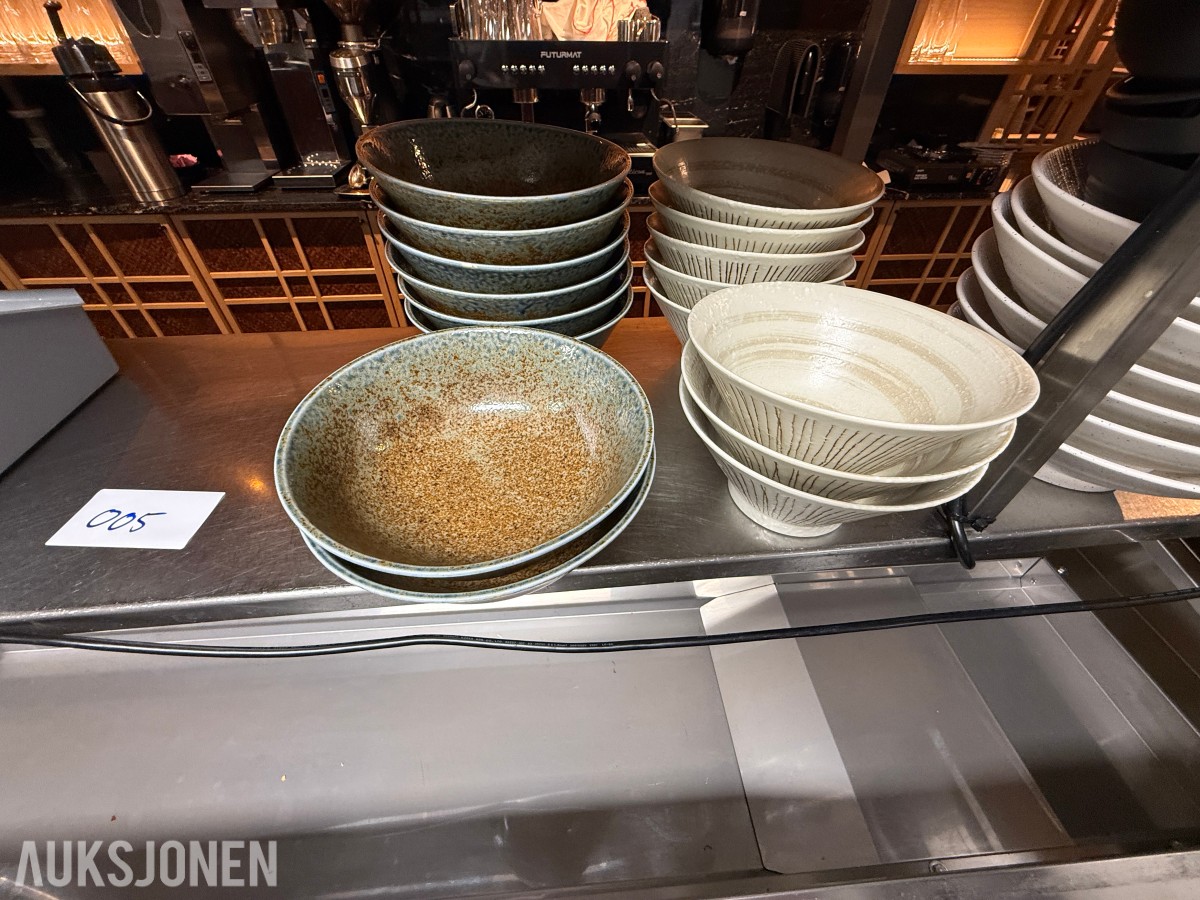 Større parti japansk restaurantservise – skåler og tallerkener