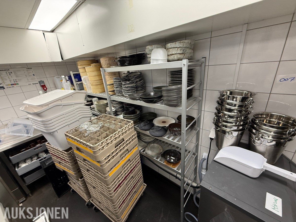 Stort parti restaurantservise, bambusdampere og serveringsutstyr – VEGA m.m.