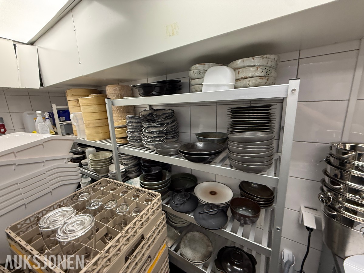 Stort parti restaurantservise, bambusdampere og serveringsutstyr – VEGA m.m.