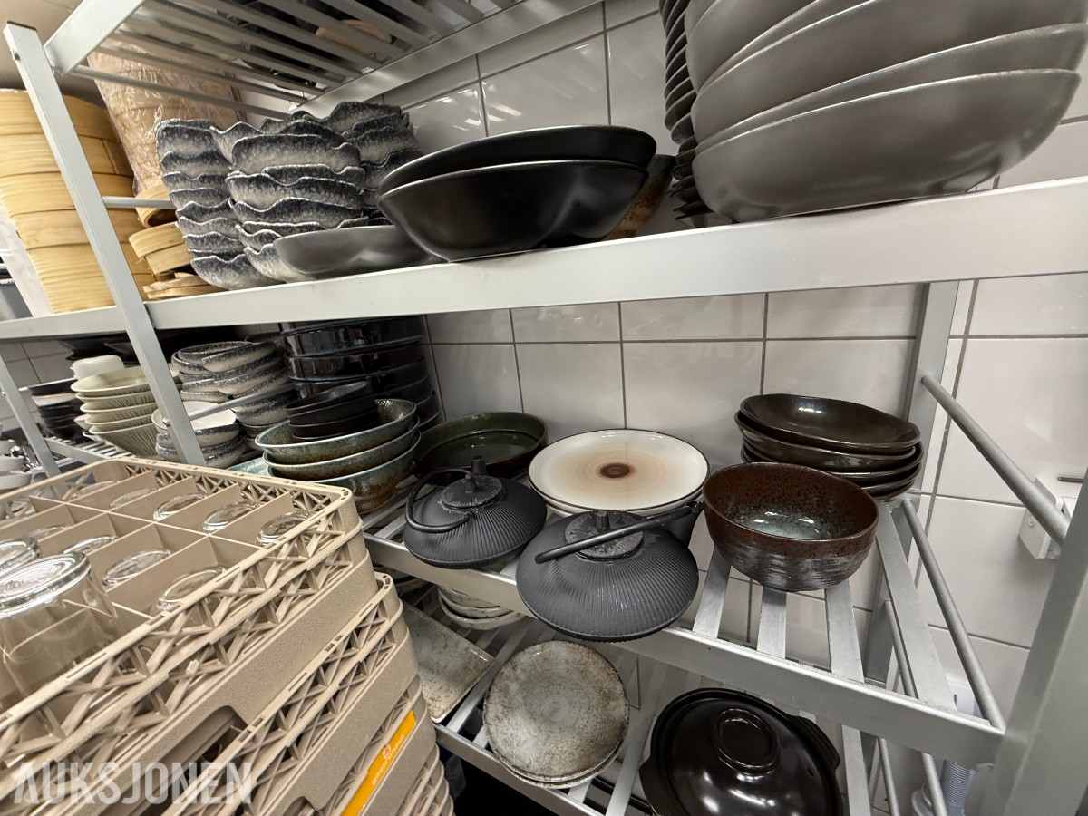 Stort parti restaurantservise, bambusdampere og serveringsutstyr – VEGA m.m.