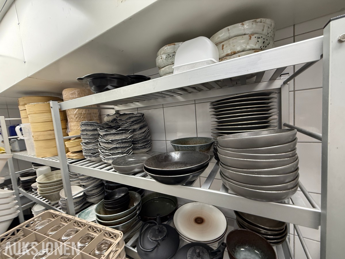 Stort parti restaurantservise, bambusdampere og serveringsutstyr – VEGA m.m.