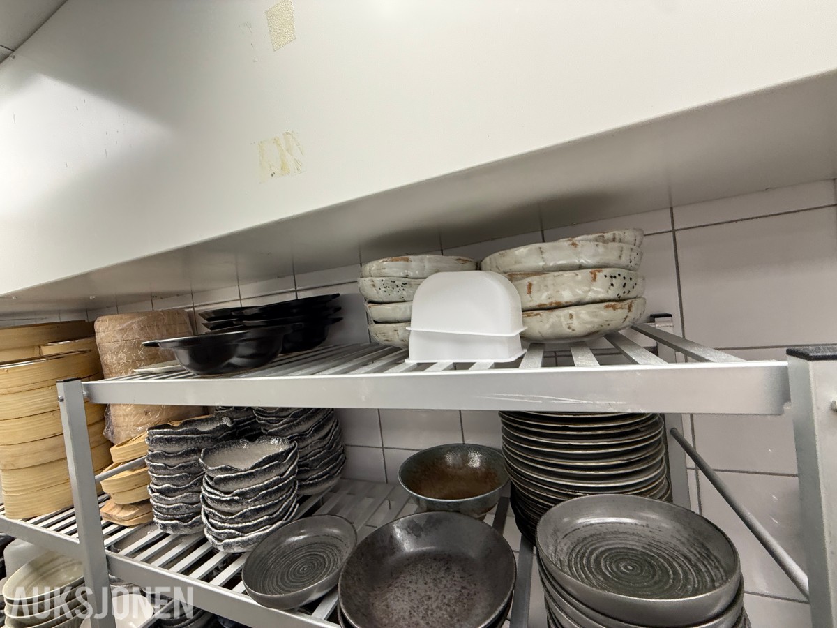 Stort parti restaurantservise, bambusdampere og serveringsutstyr – VEGA m.m.