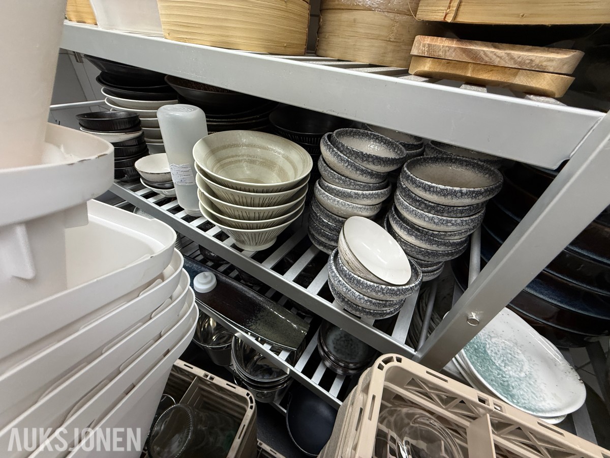 Stort parti restaurantservise, bambusdampere og serveringsutstyr – VEGA m.m.