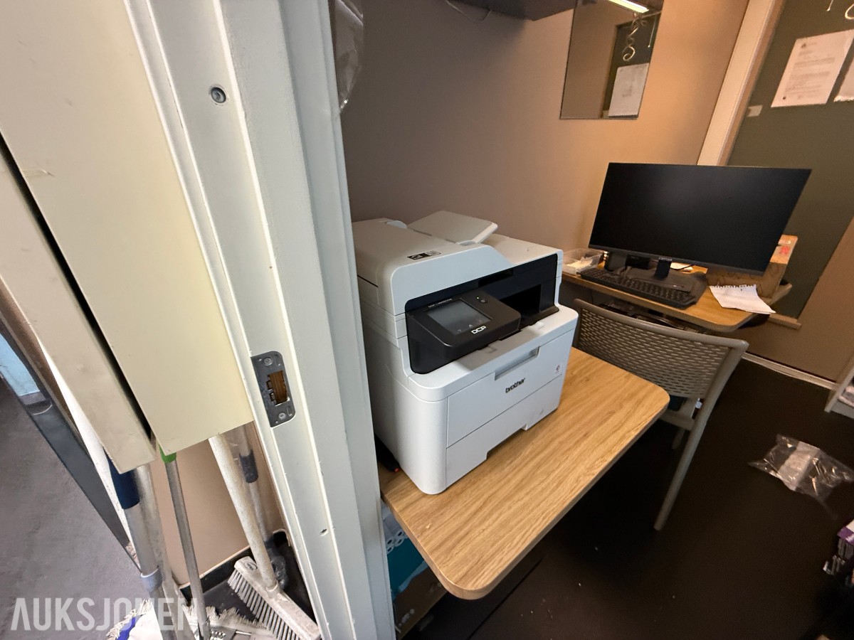 Komplett kontorinnredning med Brother skriver, PC-utstyr og hyller