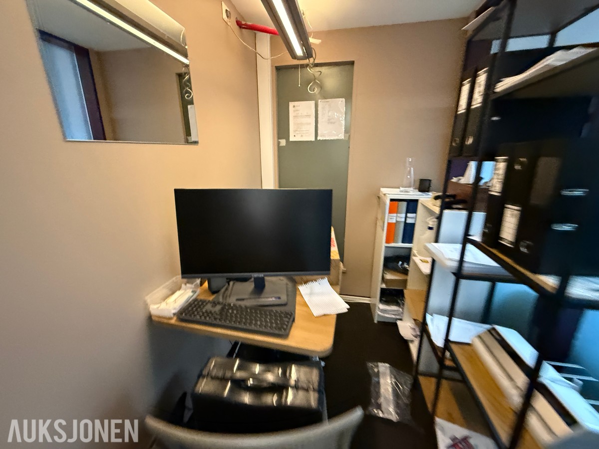 Komplett kontorinnredning med Brother skriver, PC-utstyr og hyller