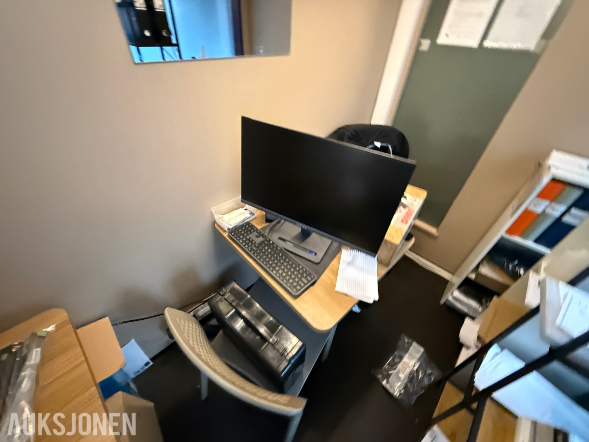 Komplett kontorinnredning med Brother skriver, PC-utstyr og hyller
