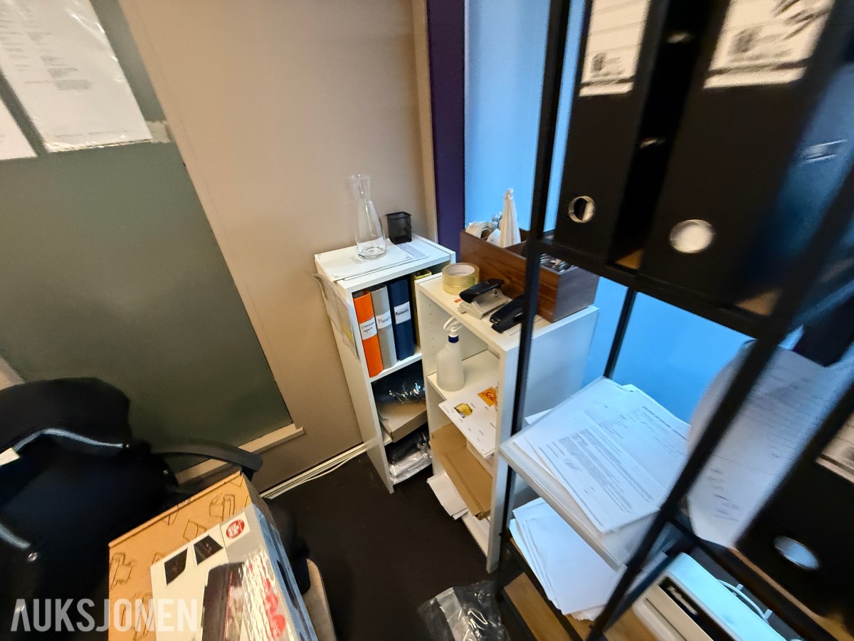 Komplett kontorinnredning med Brother skriver, PC-utstyr og hyller