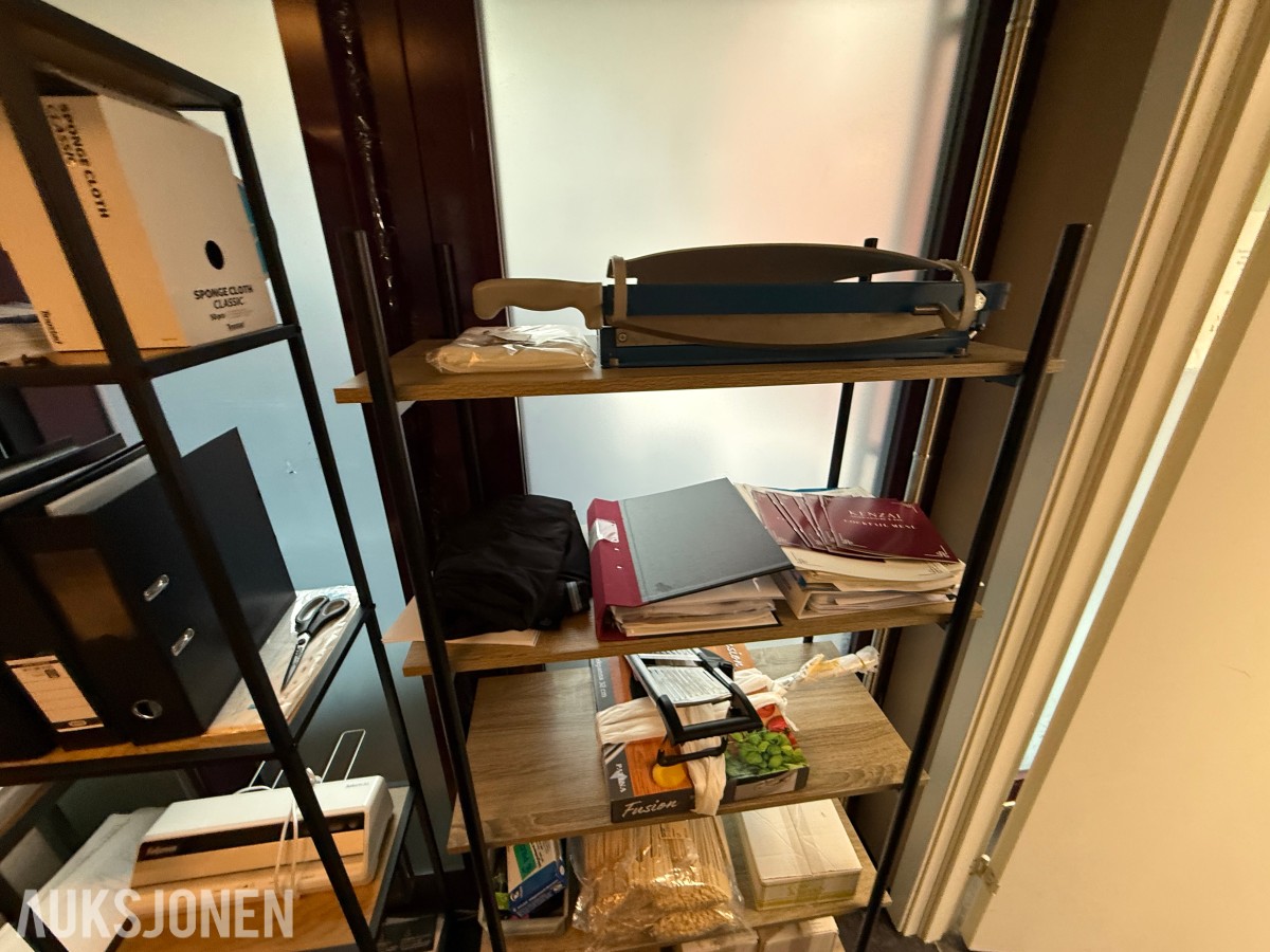 Komplett kontorinnredning med Brother skriver, PC-utstyr og hyller