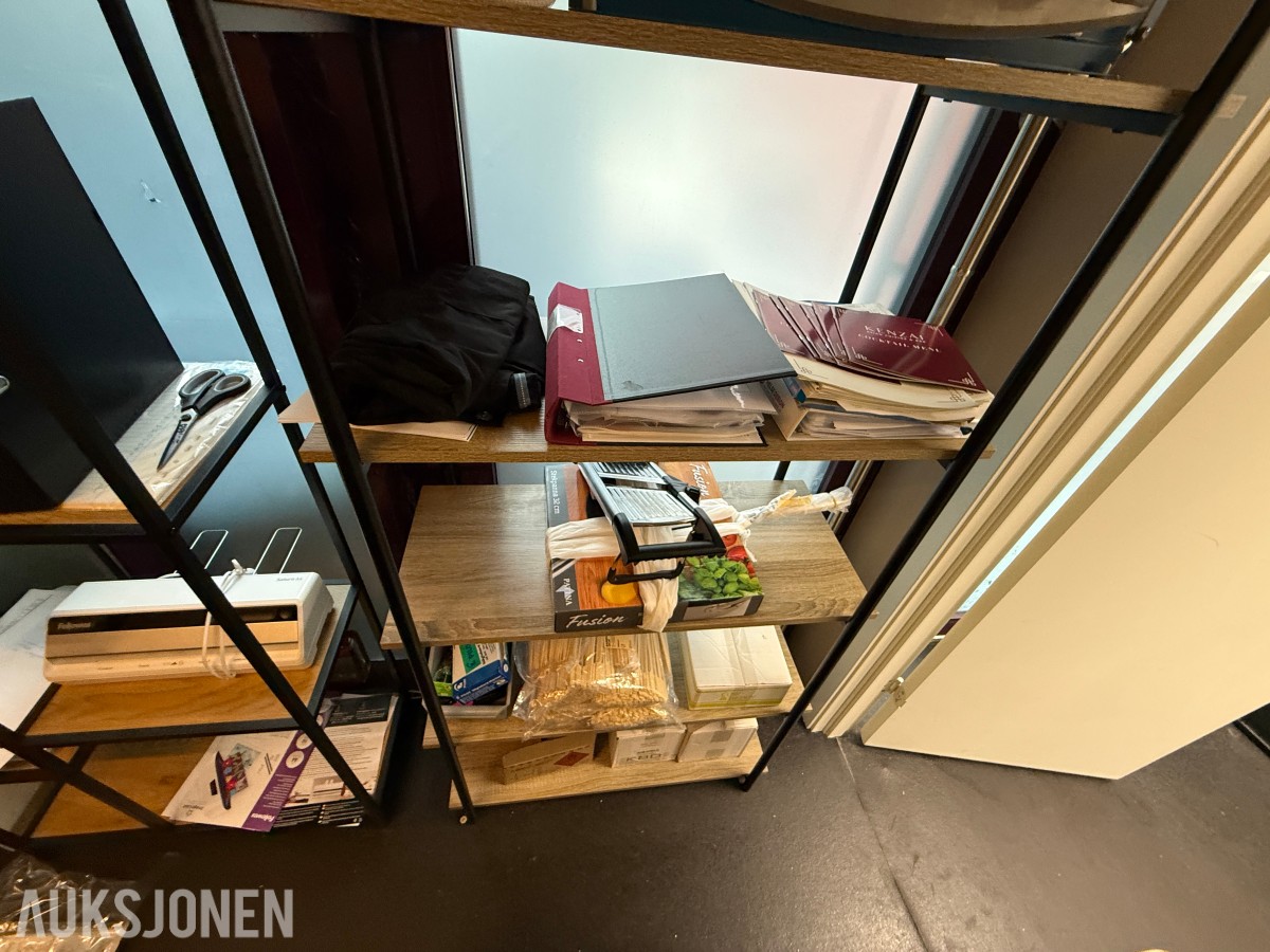 Komplett kontorinnredning med Brother skriver, PC-utstyr og hyller