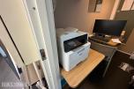 Komplett kontorinnredning med Brother skriver, PC-utstyr og hyller