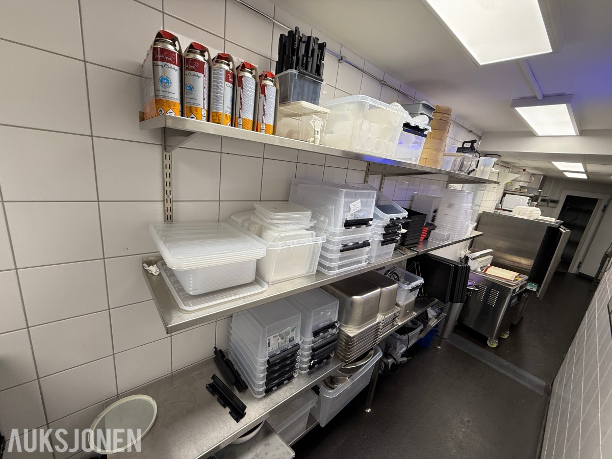 Stort parti kjøkkenutstyr og oppbevaring – restaurant/storkjøkken