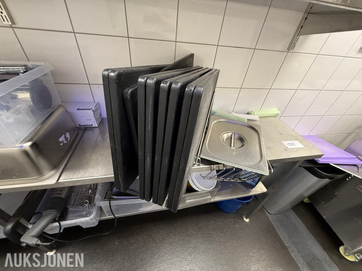 Stort parti kjøkkenutstyr og oppbevaring – restaurant/storkjøkken
