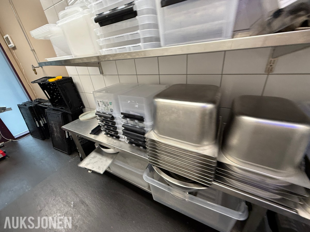 Stort parti kjøkkenutstyr og oppbevaring – restaurant/storkjøkken