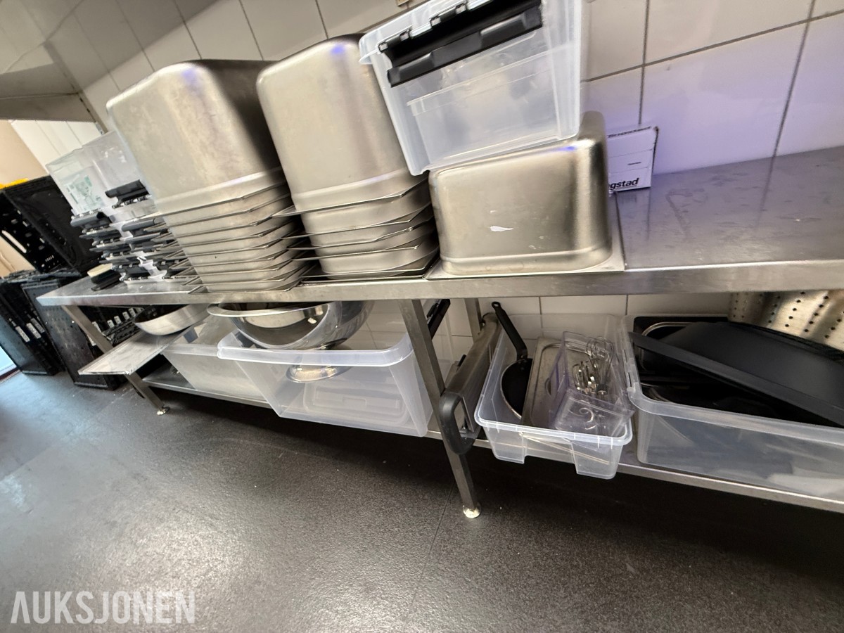Stort parti kjøkkenutstyr og oppbevaring – restaurant/storkjøkken