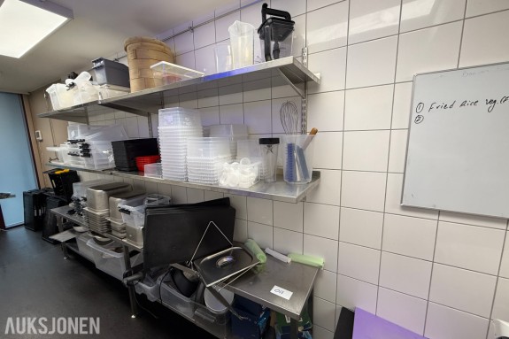 Stort parti kjøkkenutstyr og oppbevaring – restaurant/storkjøkken