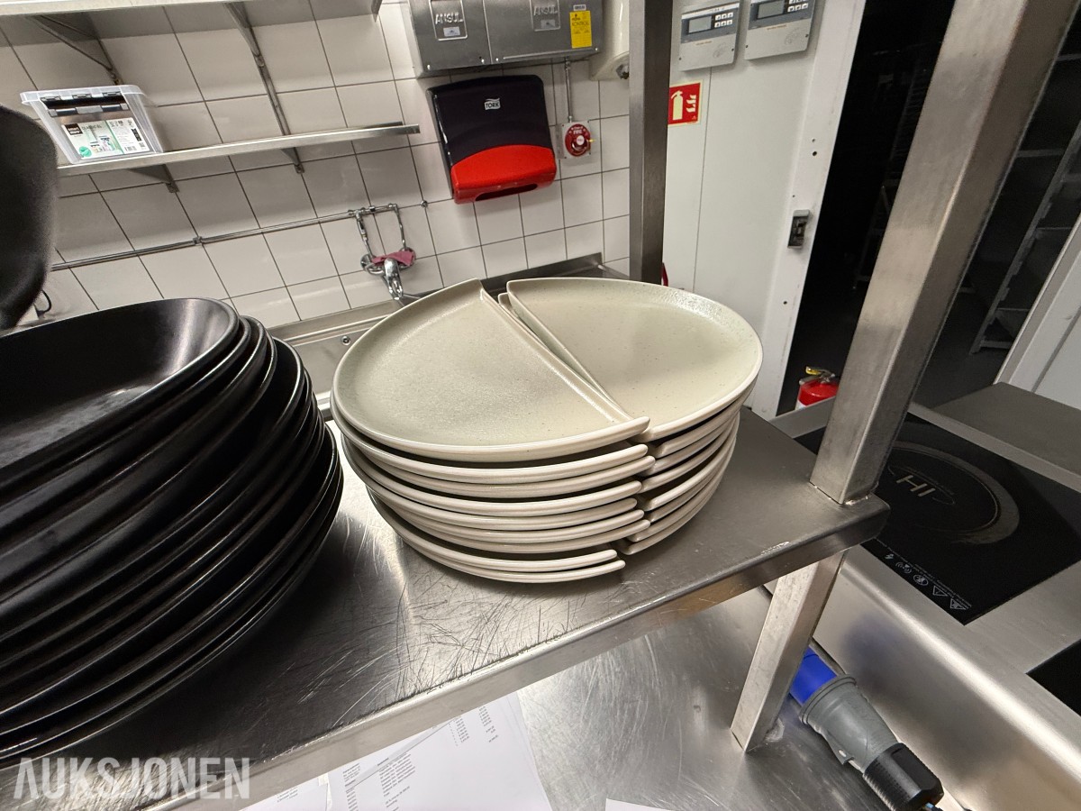 Større parti VEGA servise – tallerkener, skåler og serveringsfat